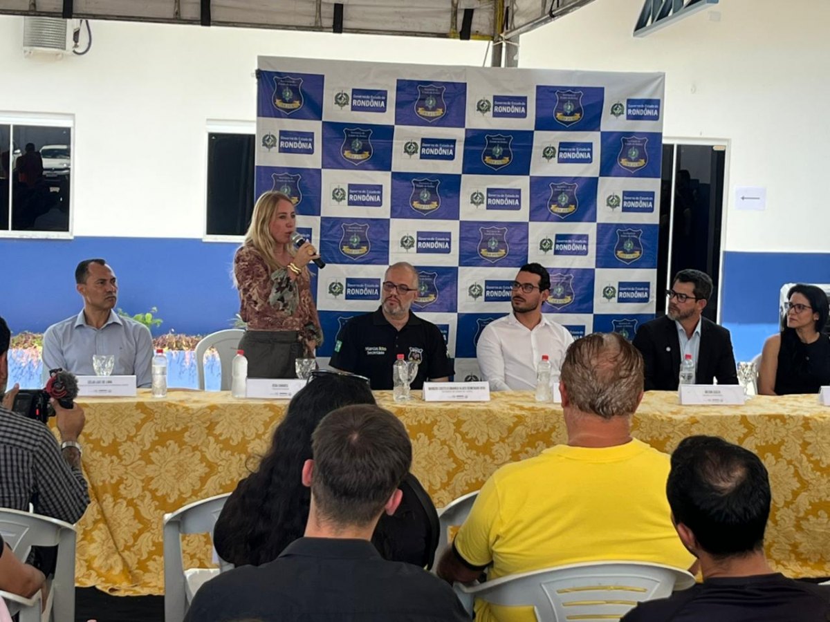 IEDA CHAVES: Deputada acompanha entrega de novo micro-ônibus à Polícia Penal para escoltas