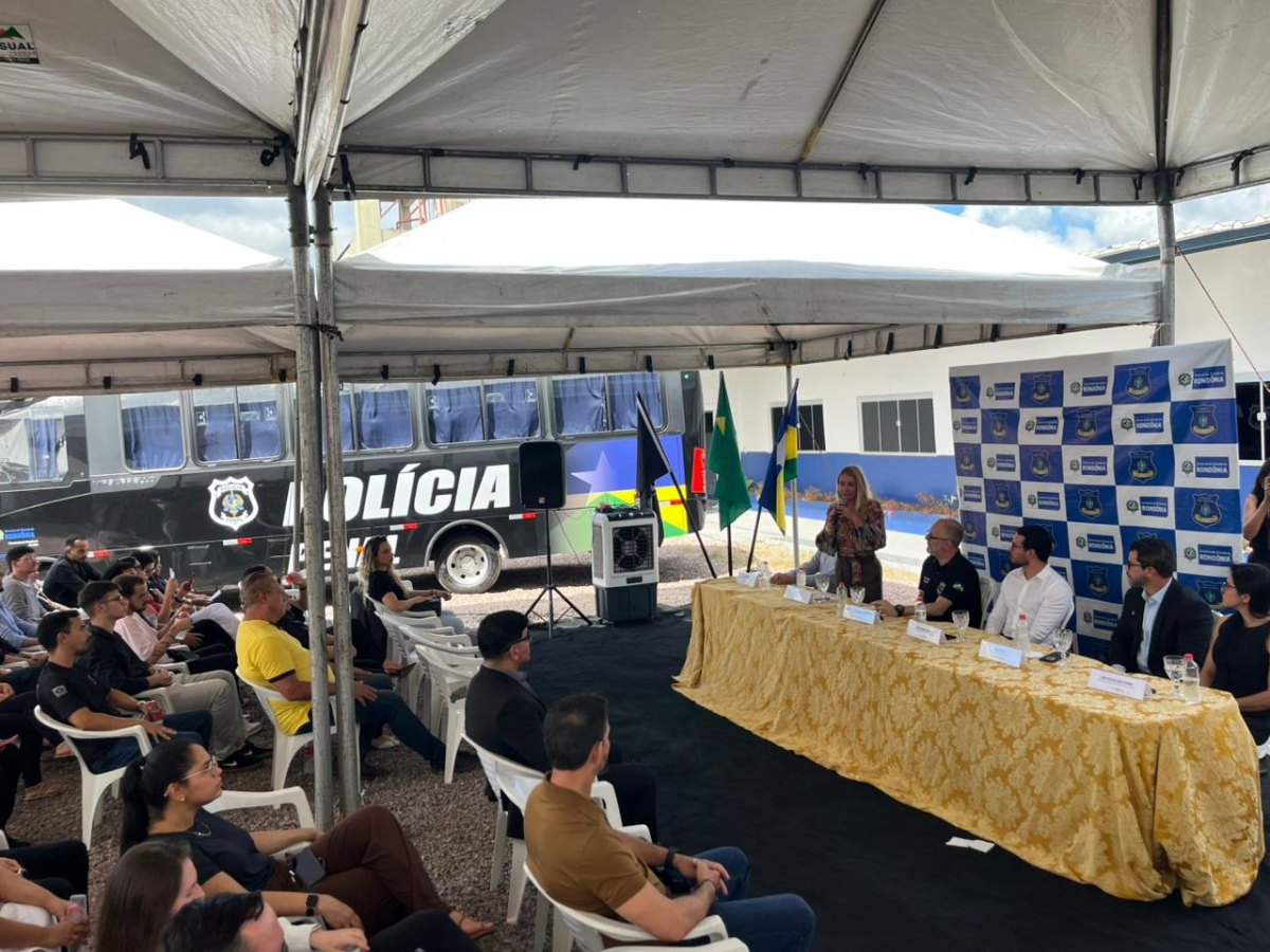IEDA CHAVES: Deputada acompanha entrega de novo micro-ônibus à Polícia Penal para escoltas