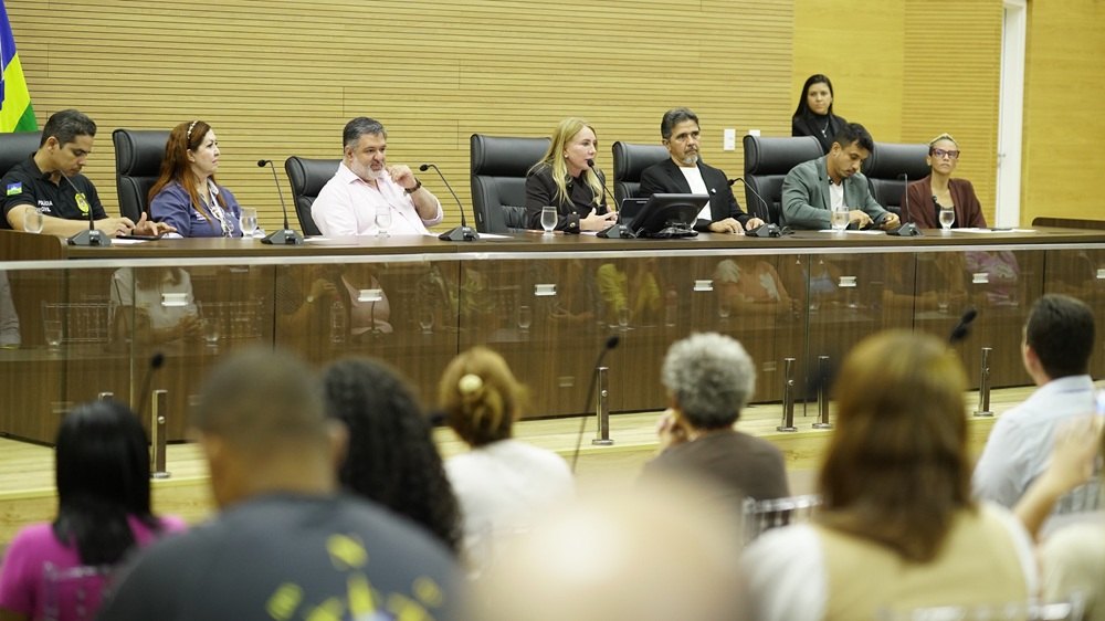 IEDA CHAVES: Audiência pública reúne autoridades e protetores de animais na Alero 