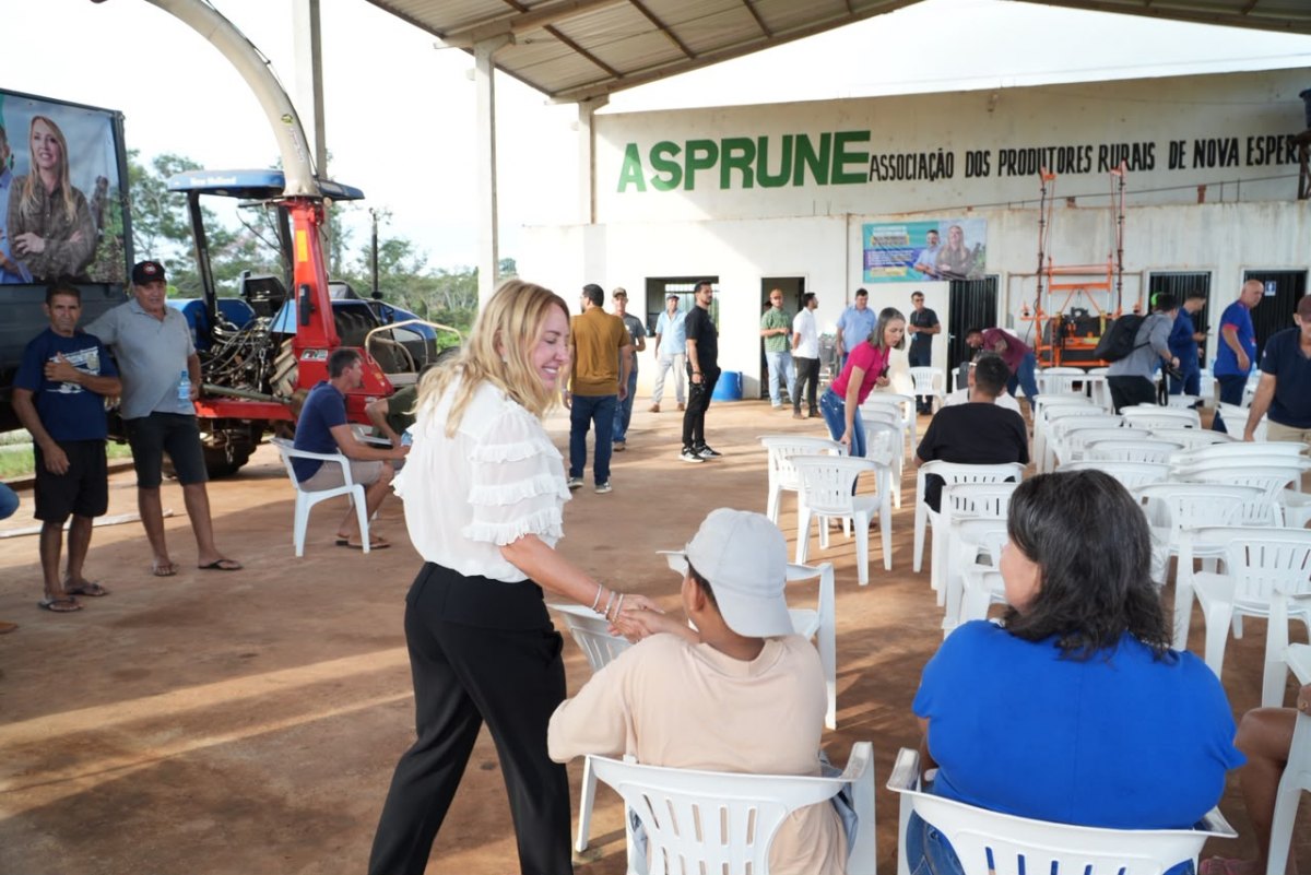 IEDA CHAVES: Deputada destina carreta basculante para associação rural em Espigão do Oeste