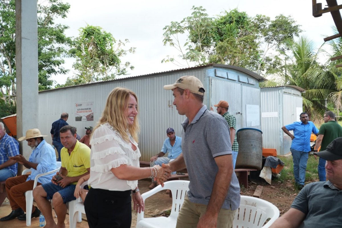 IEDA CHAVES: Deputada destina carreta basculante para associação rural em Espigão do Oeste