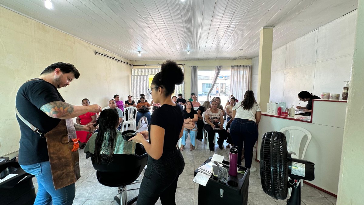 EM PORTO VELHO: Ieda Chaves entrega certificados em Workshop de Mechas no bairro Tancredo Neves