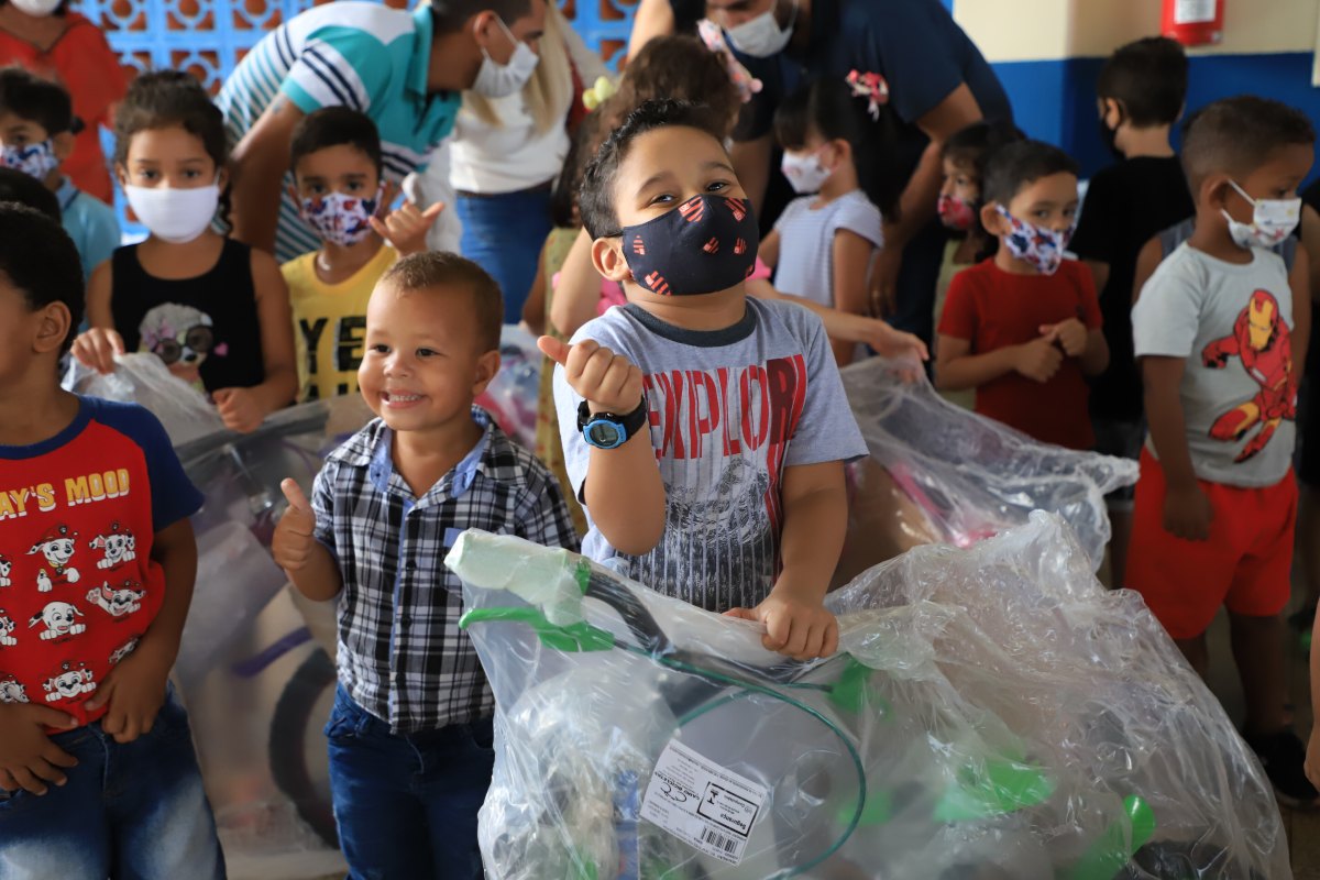 PREMIAÇÃO: Ieda Chaves entrega bicicletas sorteadas no Dia das Crianças