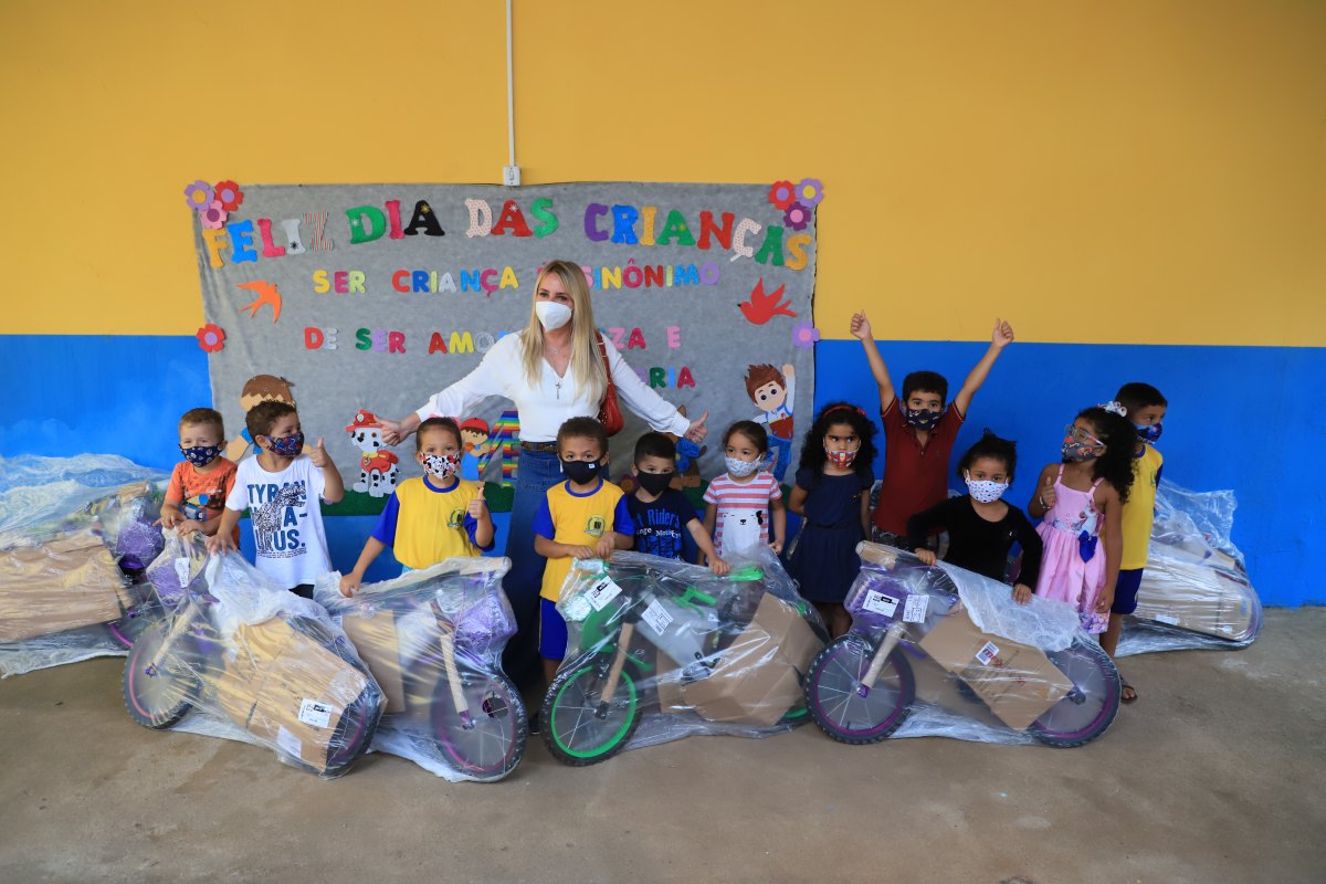 PREMIAÇÃO: Ieda Chaves entrega bicicletas sorteadas no Dia das Crianças