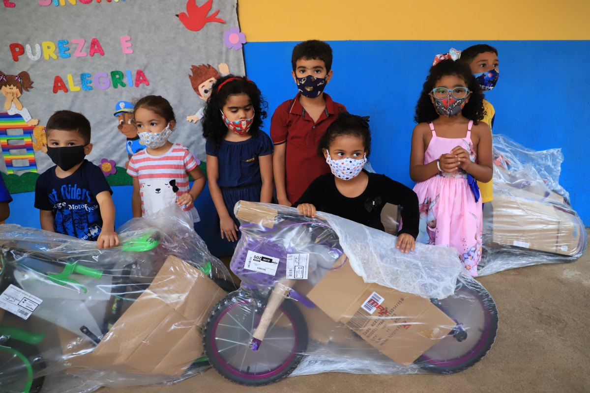 PREMIAÇÃO: Ieda Chaves entrega bicicletas sorteadas no Dia das Crianças