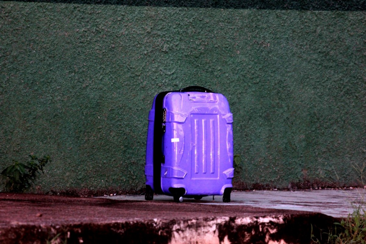 URGENTE - AO VIVO: Esquadrão antibombas é acionado após mala ser deixada na frente de escola