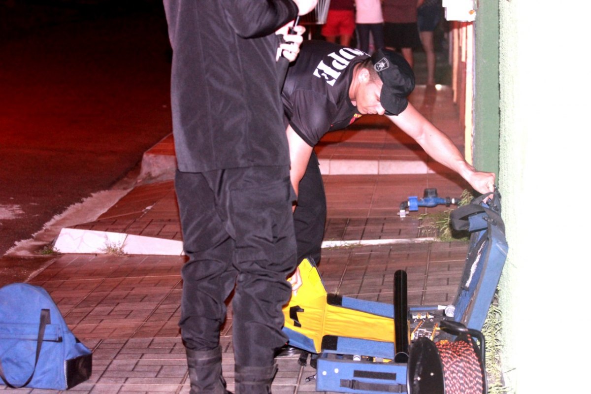 URGENTE - AO VIVO: Esquadrão antibombas é acionado após mala ser deixada na frente de escola
