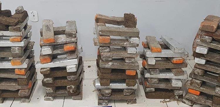 TRÁFICO: Polícia Federal e PRF prendem caminhoneiro com 135 quilos de droga