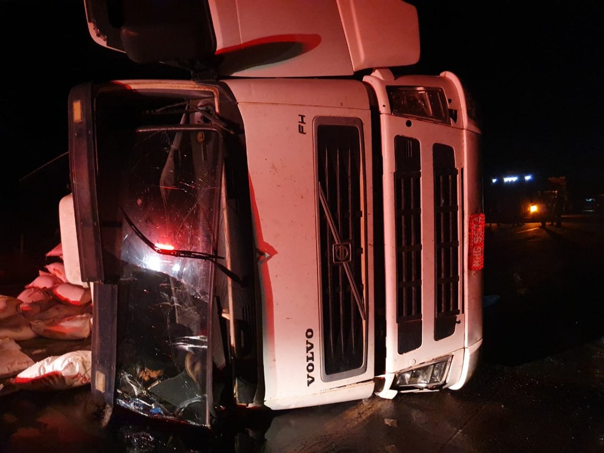 CONGESTIONAMENTO: Carreta carregada com trigo tomba e deixa BR-364 interditada