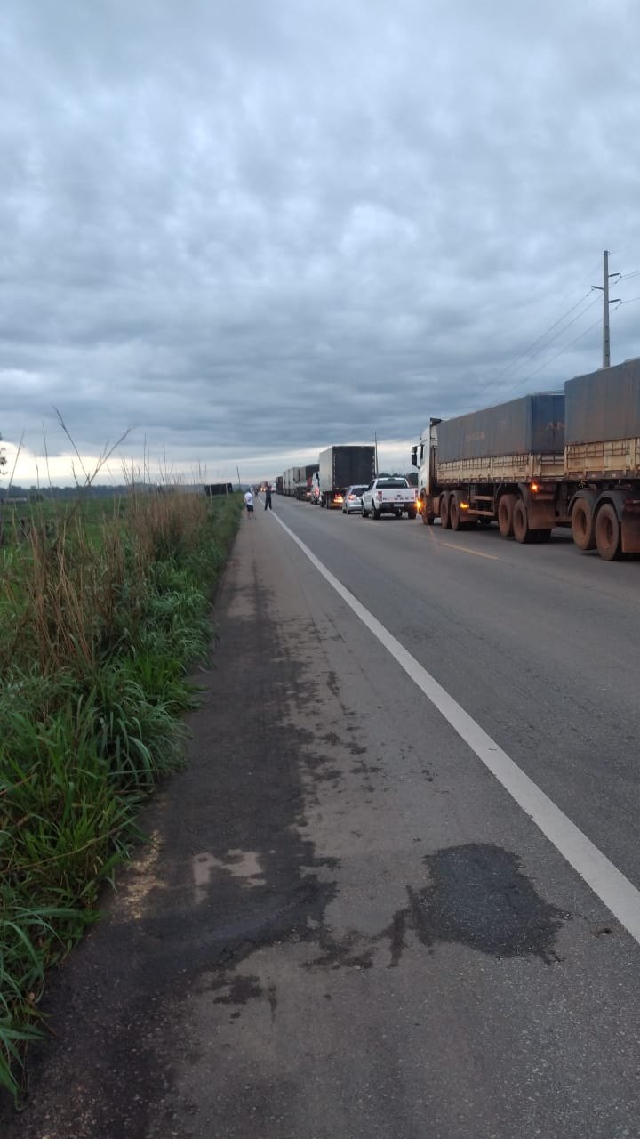 CONGESTIONAMENTO: Carreta carregada com trigo tomba e deixa BR-364 interditada
