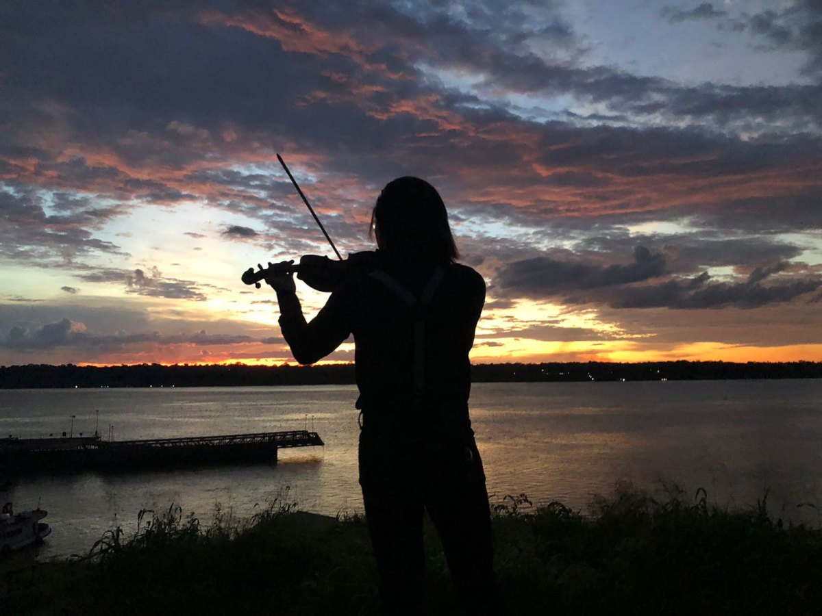 PORTO VELHO: Violinista se apresenta no Porto do Cai n'Água todos os domingos