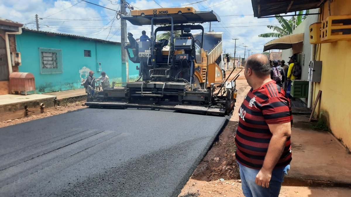 PEDIDO ATENDIDO: Vereador Júnior Queiroz viabiliza asfaltamento de ruas no bairro Aponiã