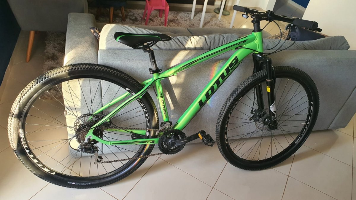 VEJA O MOMENTO: Ladrão é filmado invadindo residencial para furtar bicicleta Lotus