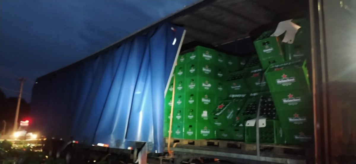 DESPERDÍCIO: Caminhão da Heineken tomba e cerveja fica espalhada na estrada