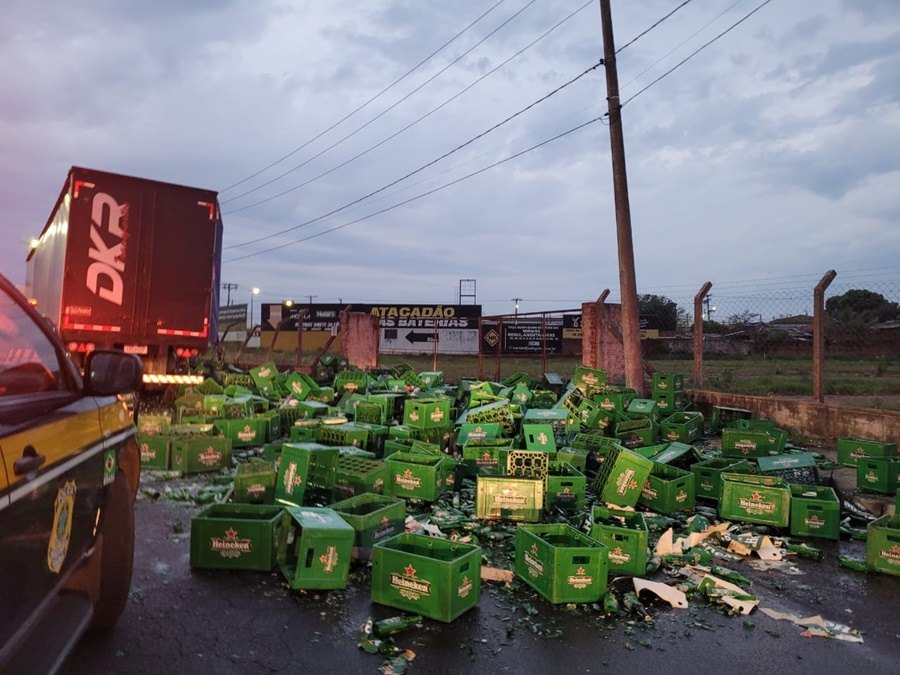 DESPERDÍCIO: Caminhão da Heineken tomba e cerveja fica espalhada na estrada