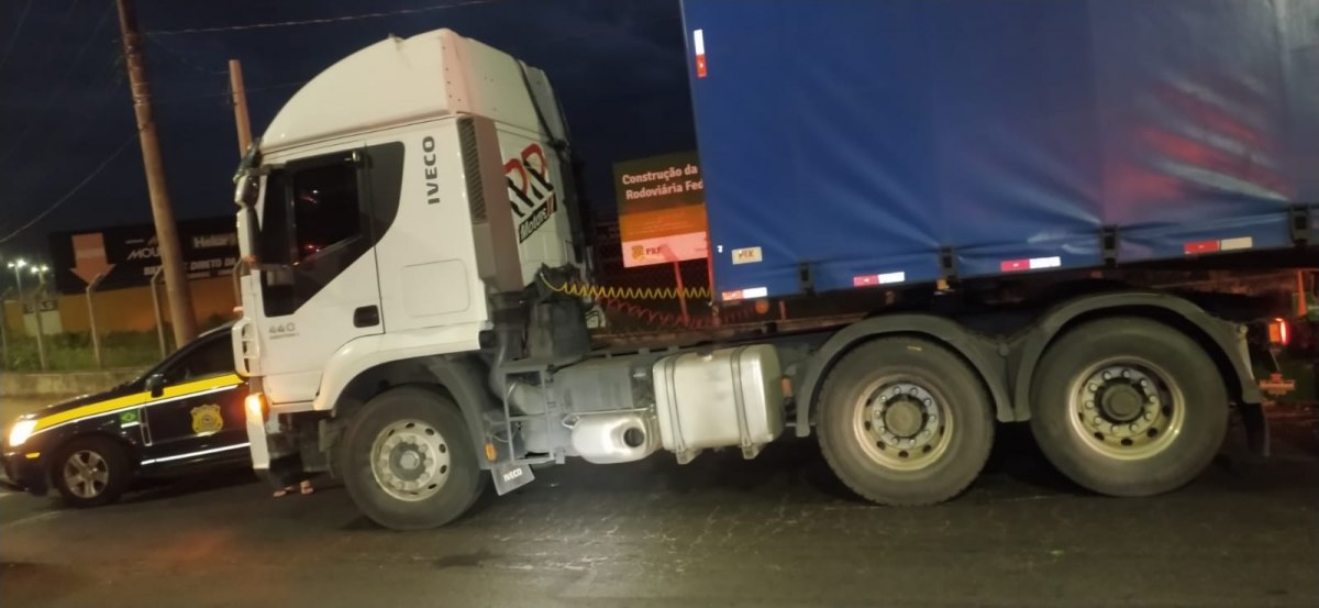 DESPERDÍCIO: Caminhão da Heineken tomba e cerveja fica espalhada na estrada