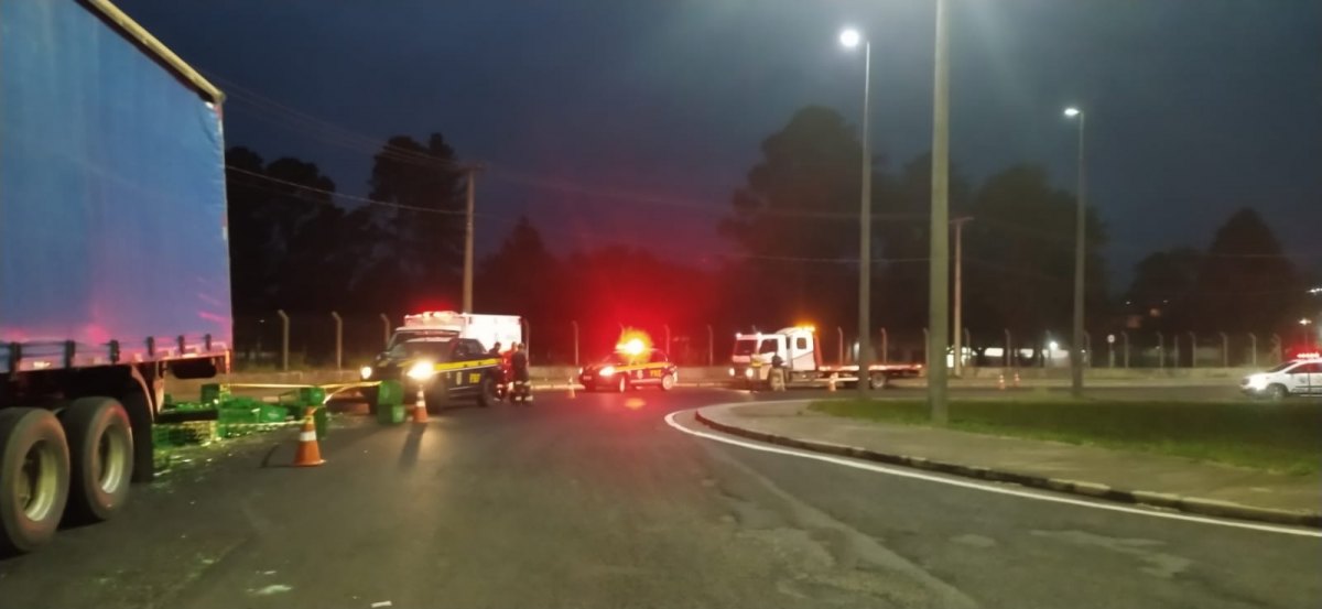 DESPERDÍCIO: Caminhão da Heineken tomba e cerveja fica espalhada na estrada