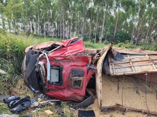 ESCAPARAM: Motorista de carreta e filho de 14 anos sobrevivem a acidente impressionante na BR-364 
