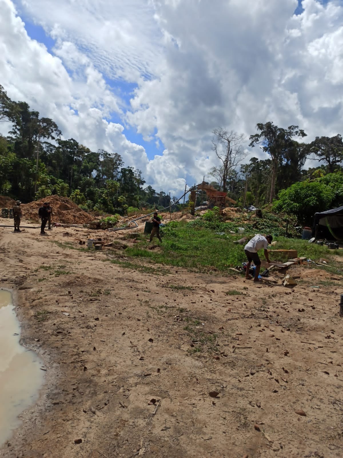 INTRUSO: Operação da PF e Ibama destrói veículos de garimpeiros em Terra Indígena 