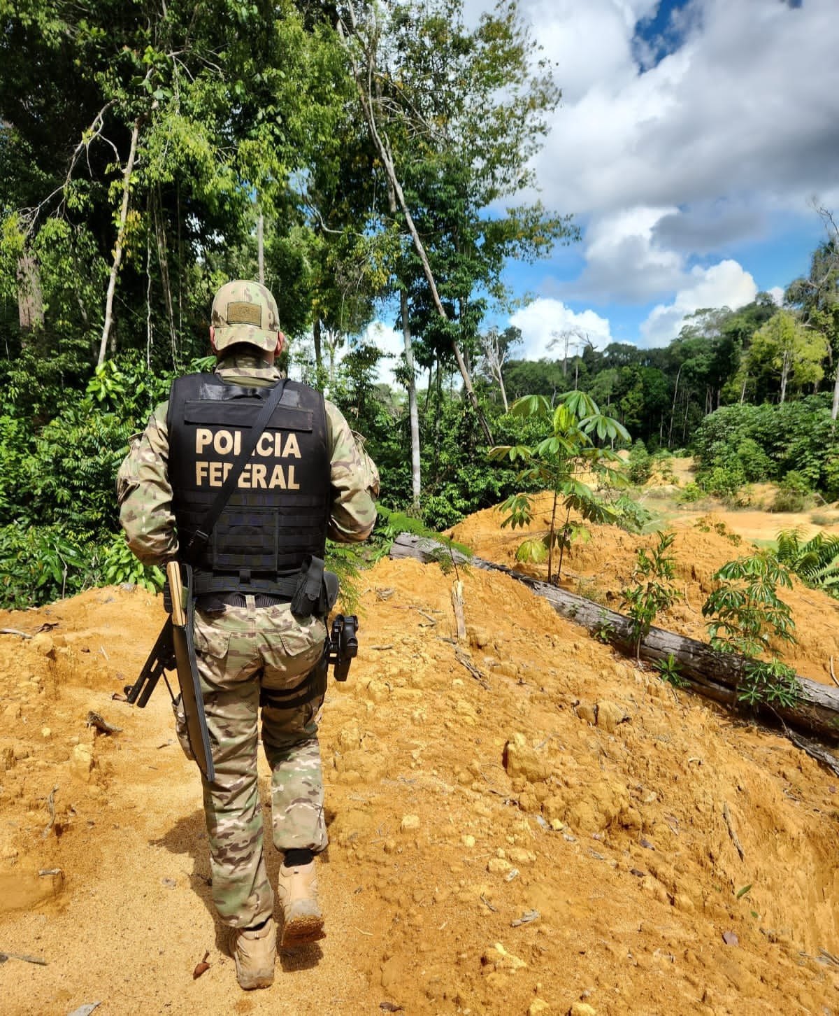 INTRUSO: Operação da PF e Ibama destrói veículos de garimpeiros em Terra Indígena 