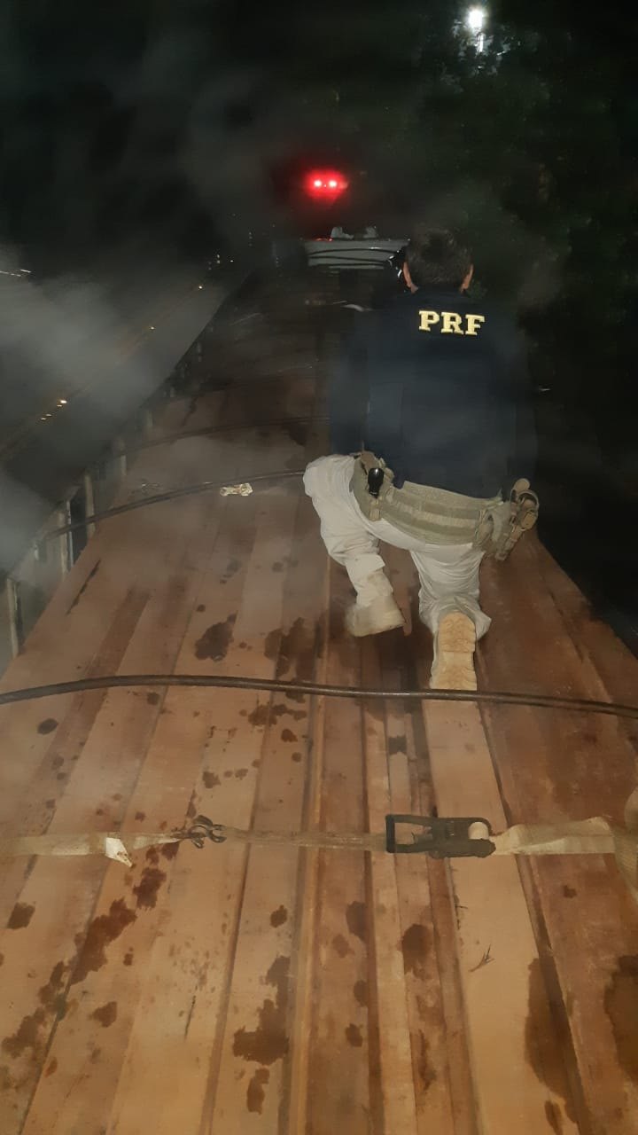 TRANSPORTE ILEGAL: PRF apreende sacas de carvão e madeiras durante operação em Rondônia 
