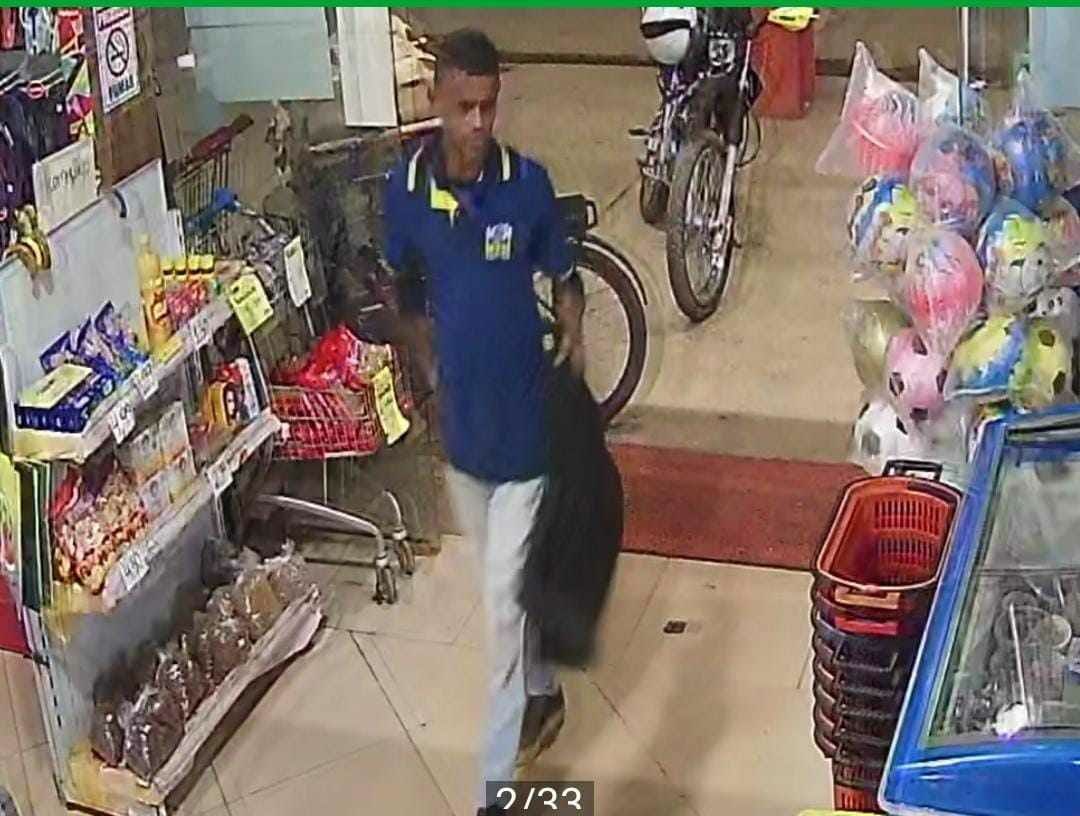 ASSISTA: Ladrão de bicicleta é flagrado durante furto na frente de comércio 