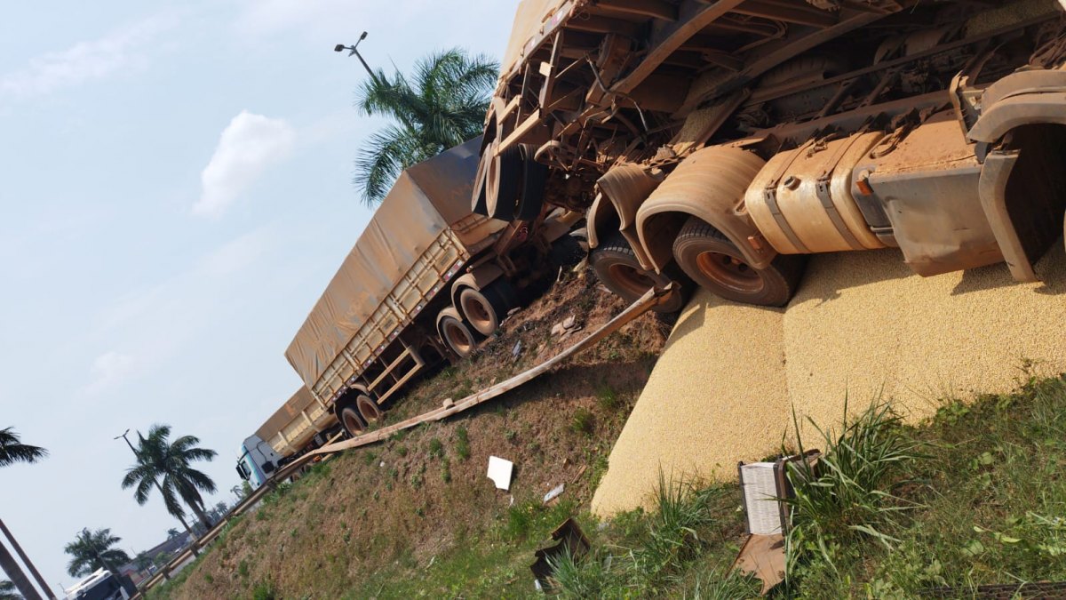 VEJA VÍDEO: Caminhoneiro morre após colisão frontal entre carretas na BR-364