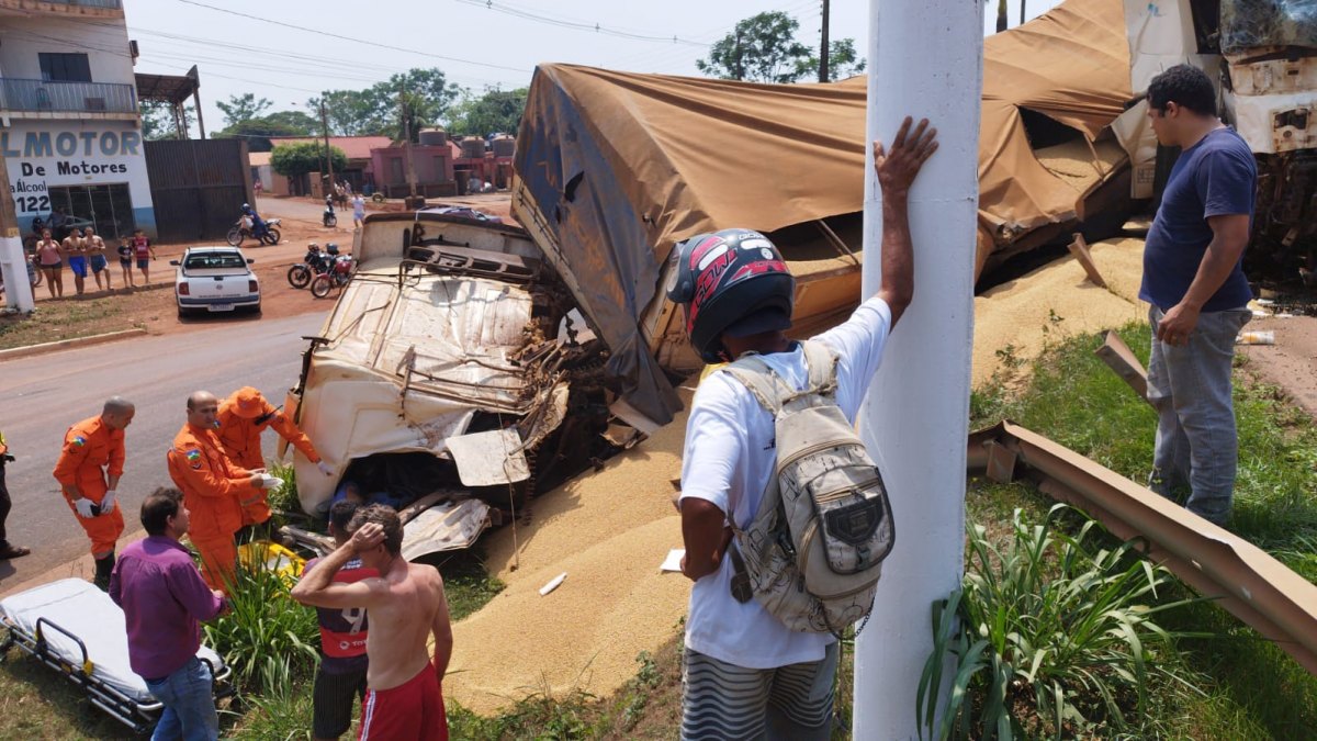 VEJA VÍDEO: Caminhoneiro morre após colisão frontal entre carretas na BR-364