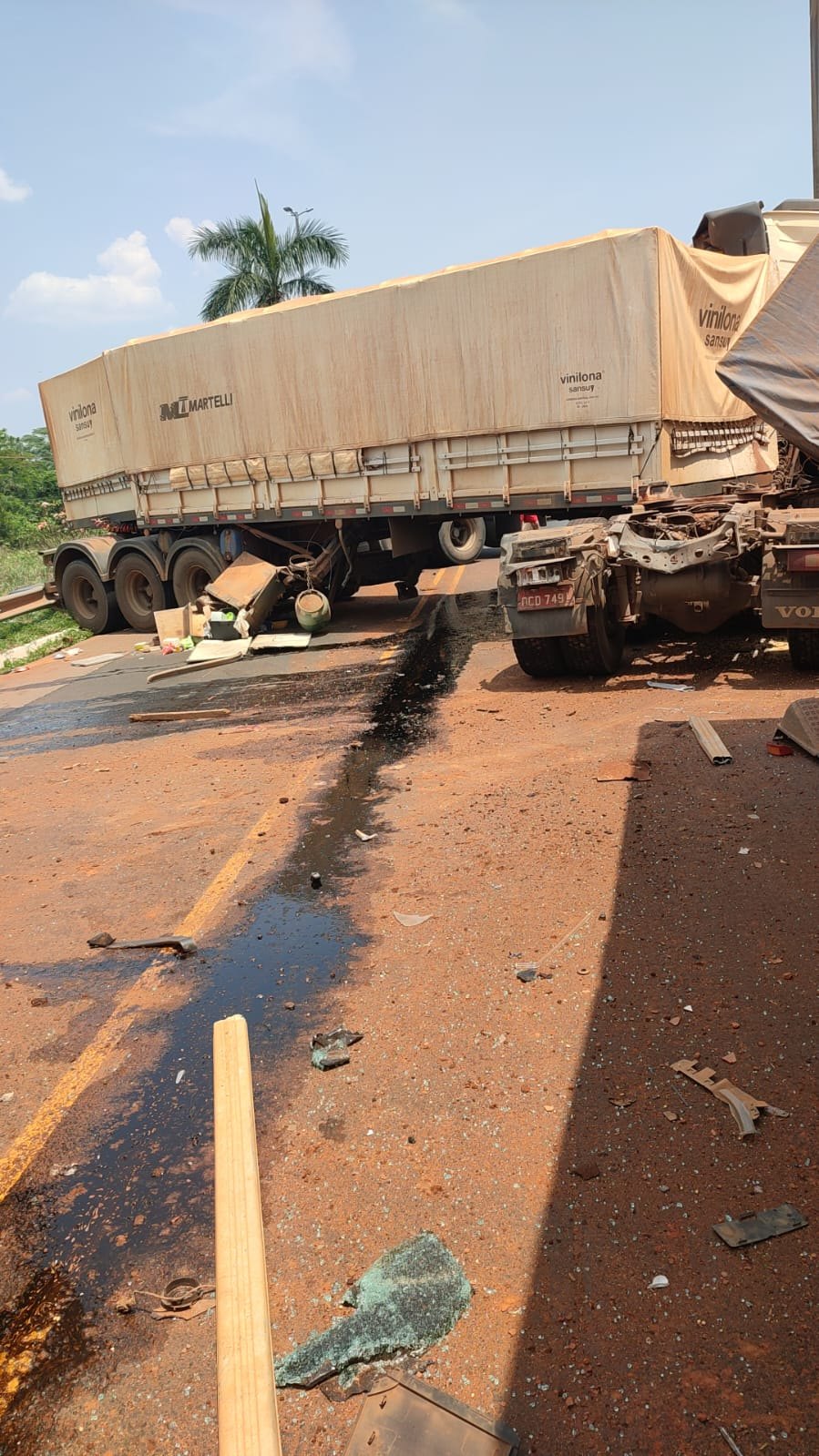 VEJA VÍDEO: Caminhoneiro morre após colisão frontal entre carretas na BR-364