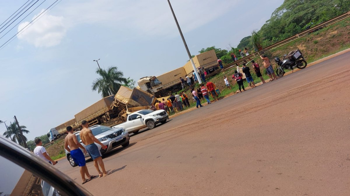 VEJA VÍDEO: Caminhoneiro morre após colisão frontal entre carretas na BR-364