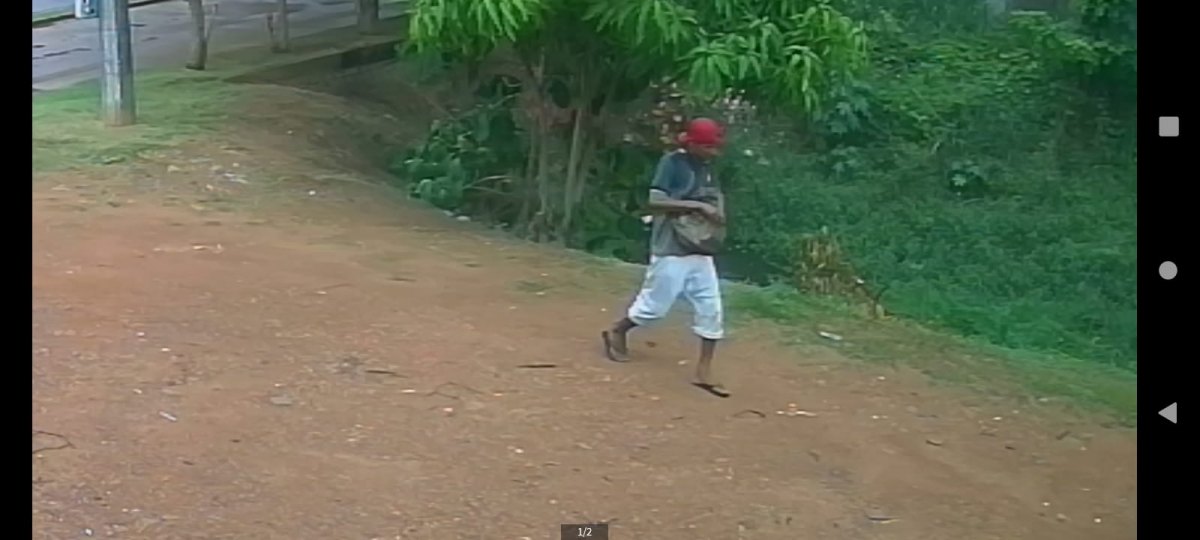 VEJA VÍDEO: Ladrão com 'tesourão de corte' é flagrado furtando bicicleta na corrente 