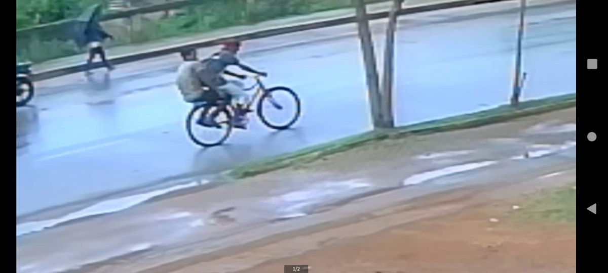 VEJA VÍDEO: Ladrão com 'tesourão de corte' é flagrado furtando bicicleta na corrente 
