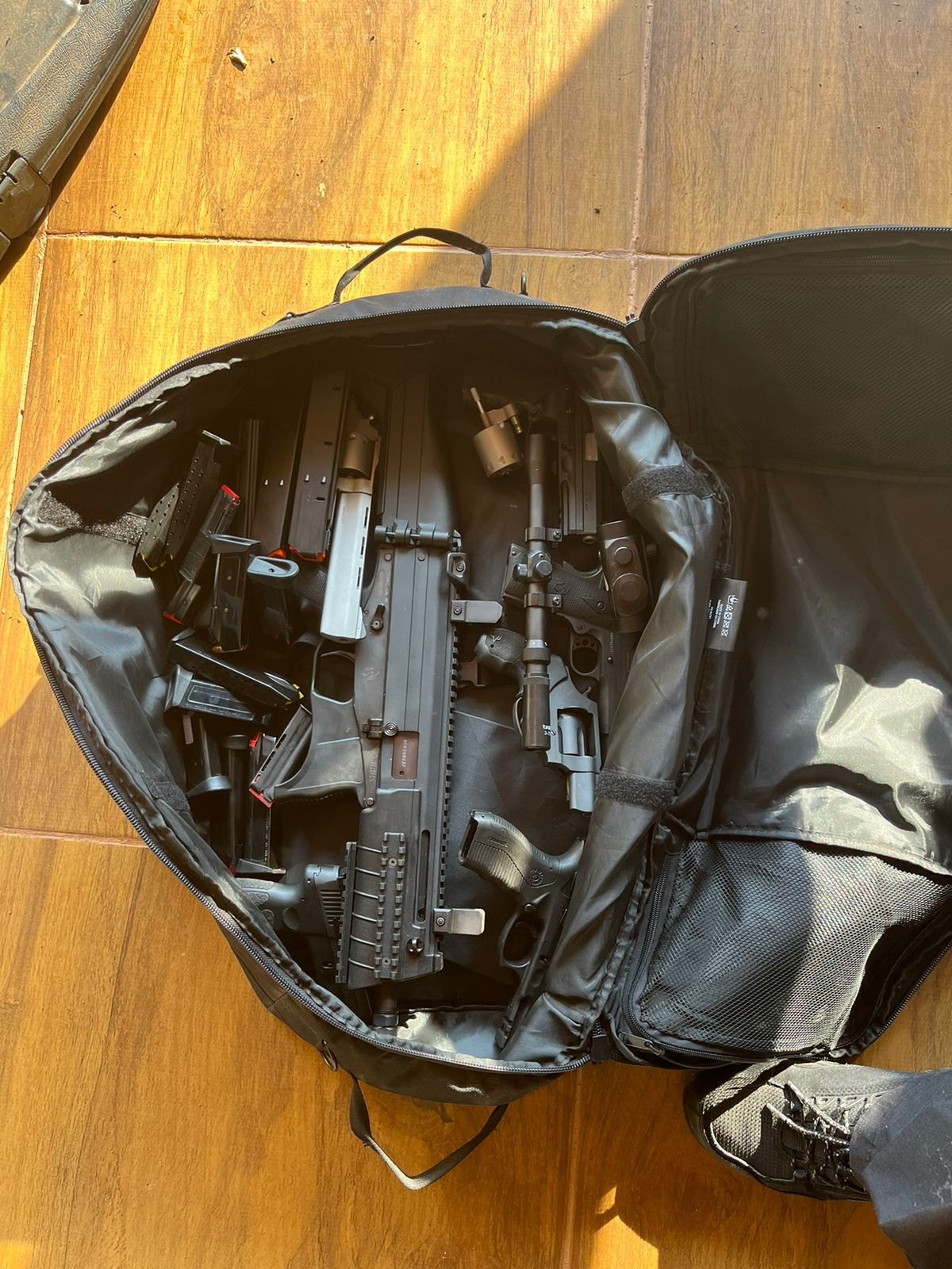 ARSENAL: Operação contra grupo criminoso apreende fuzil e outras armas na capital 