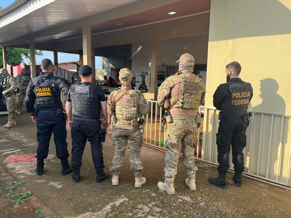 ARSENAL: Operação contra grupo criminoso apreende fuzil e outras armas na capital 
