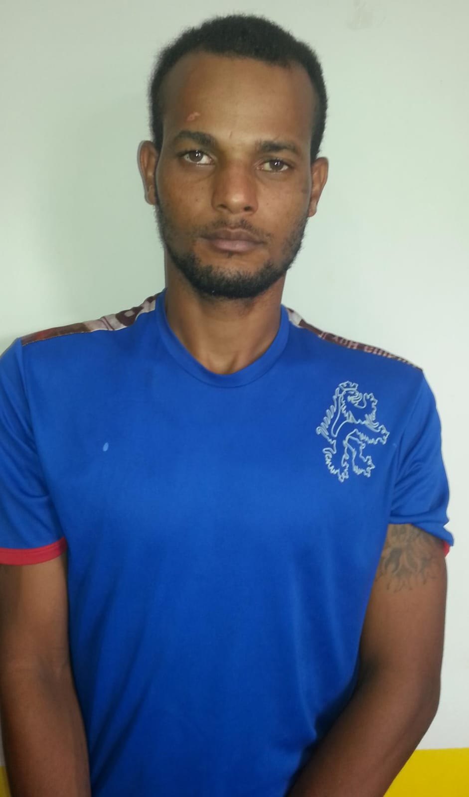 SURPREENDIDO: Morador de rua é atacado nas costas enquanto dormia na calçada de concessionária 