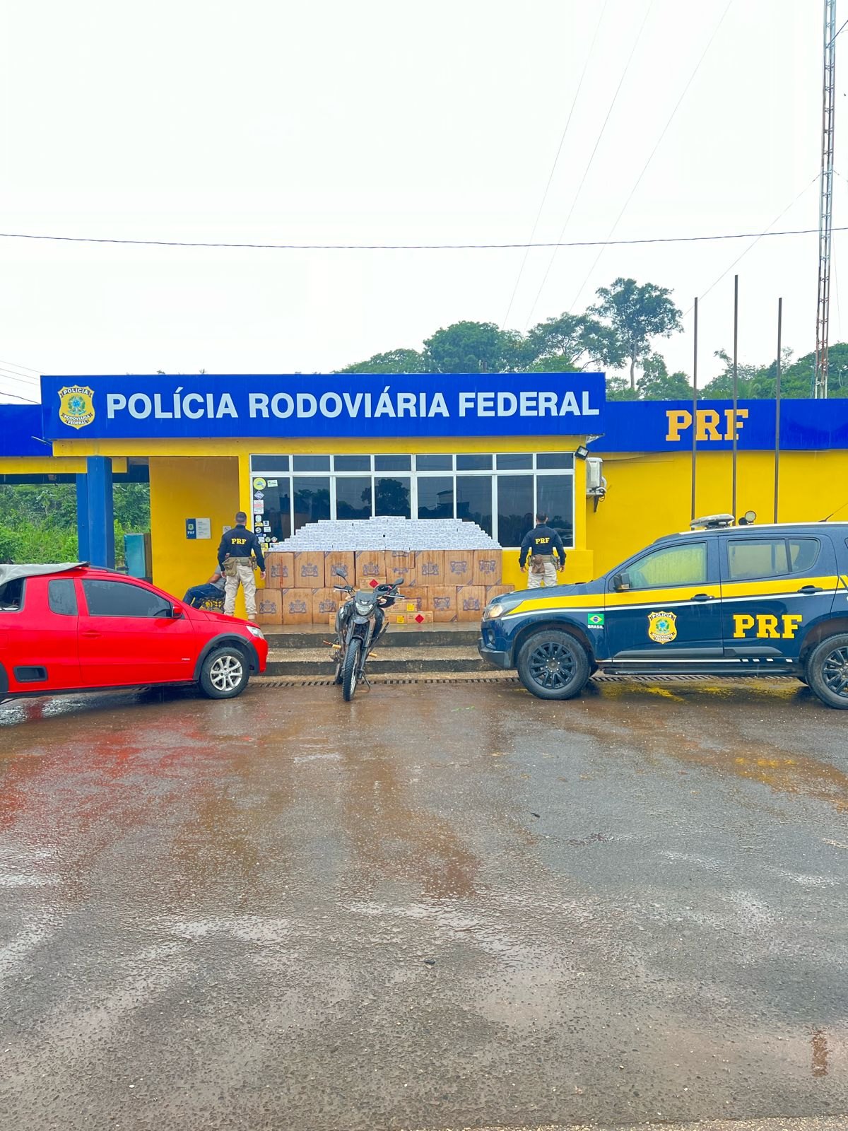 CONTRABANDO - VÍDEO: Após perseguição a carro e moto, PRF prende dupla com 12 mil maços de cigarros 