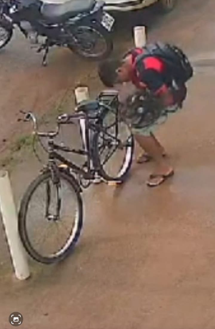 VÍDEO: Criminoso arromba cadeado e furta bicicleta de mulher na frente de clínica 