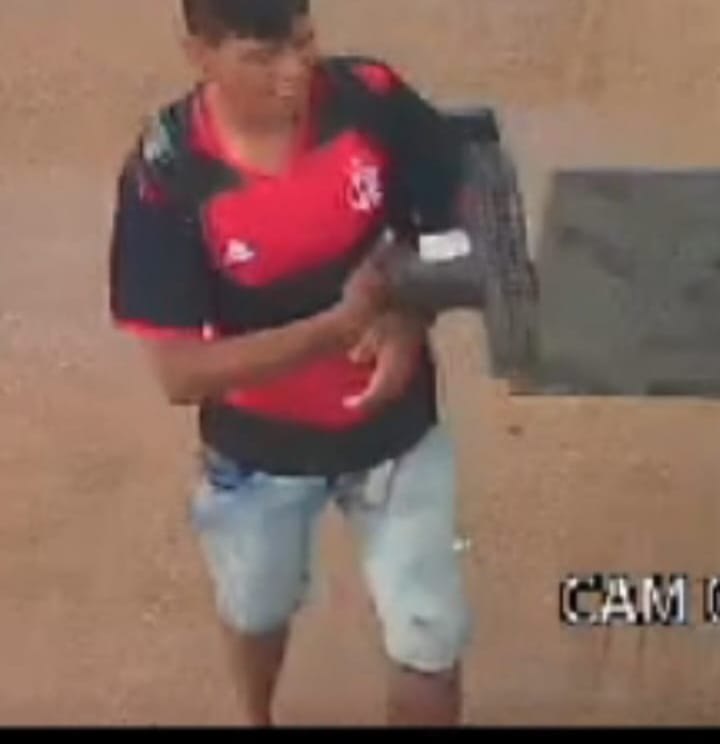 VÍDEO: Criminoso arromba cadeado e furta bicicleta de mulher na frente de clínica 
