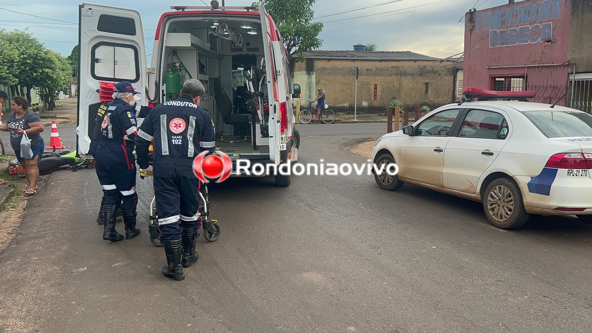 JOGADO NA CALÇADA: Condutora de Hilux avança cruzamento e causa grave acidente com motociclista