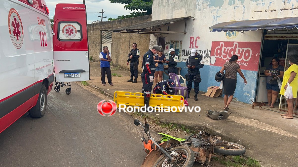 JOGADO NA CALÇADA: Condutora de Hilux avança cruzamento e causa grave acidente com motociclista