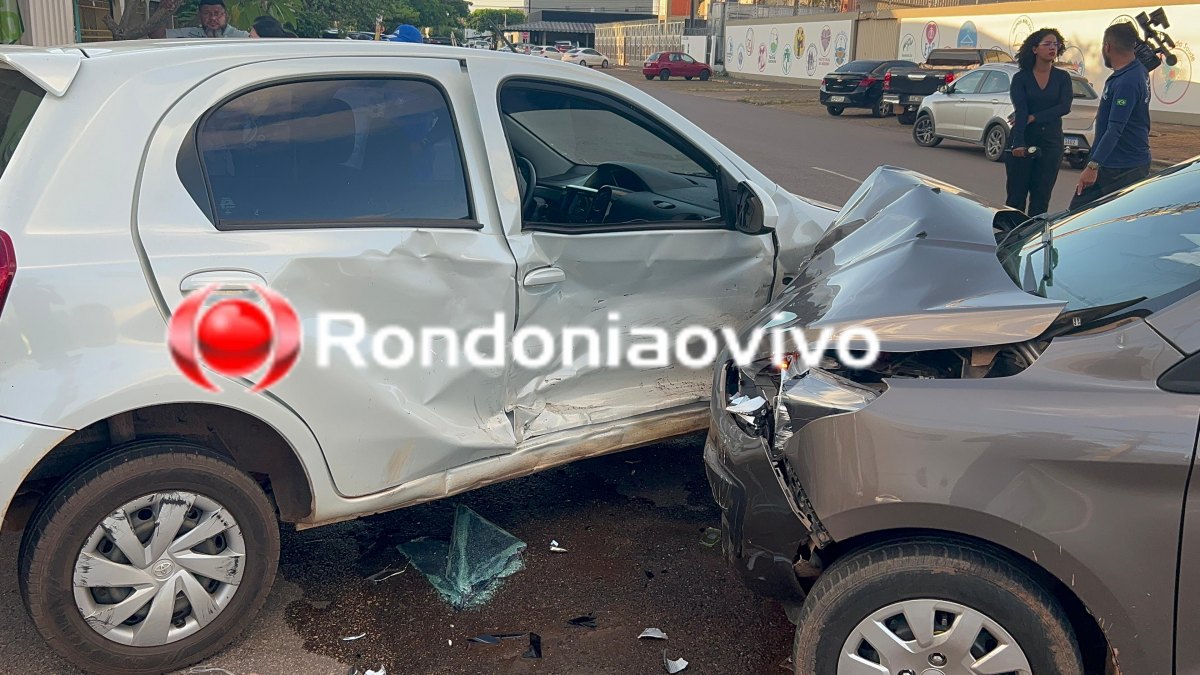 NO CENTRO: Grávida fica ferida após forte batida entre carros