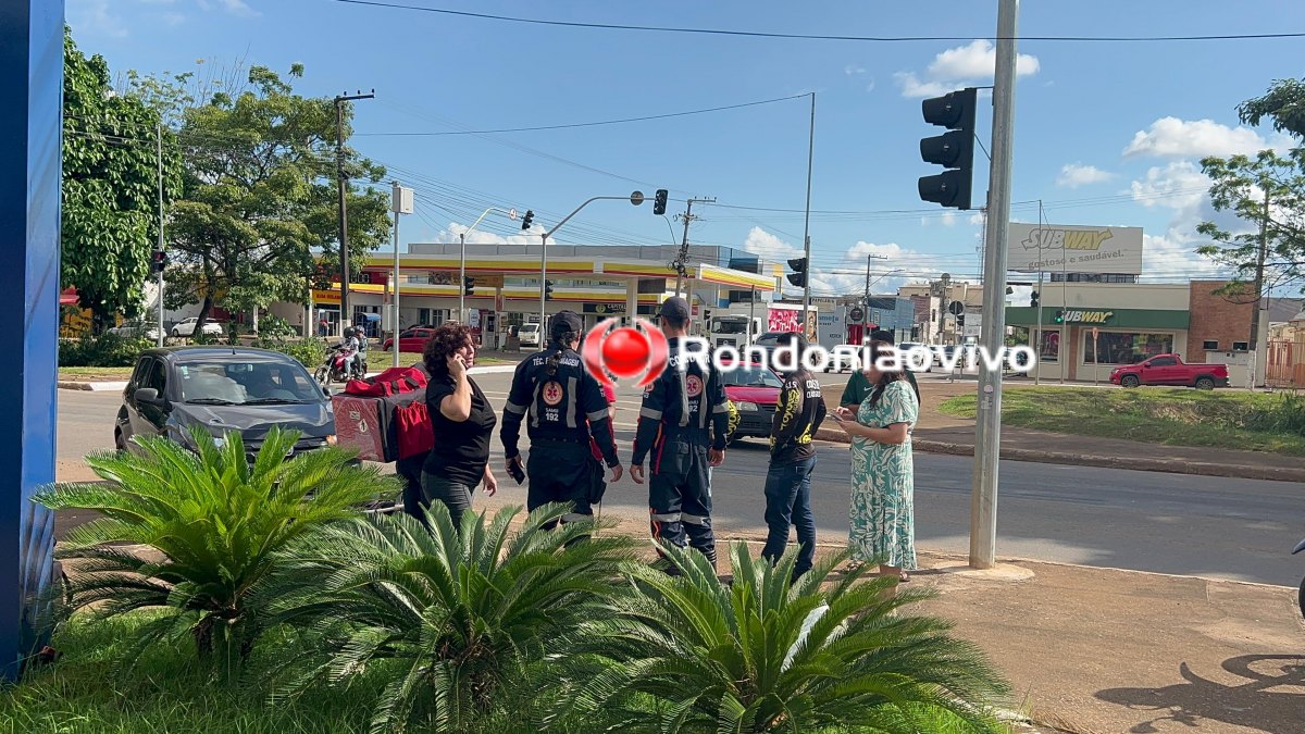 NO SEMÁFORO: Motoboy fica ferido em acidente na Jorge Teixeira
