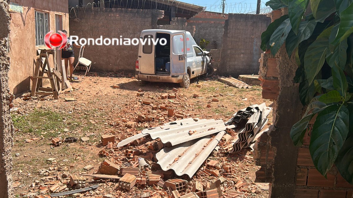 IMPRESSIONANTE: Motorista passa mal, carro voa por cima de vala e causa destruição em muros