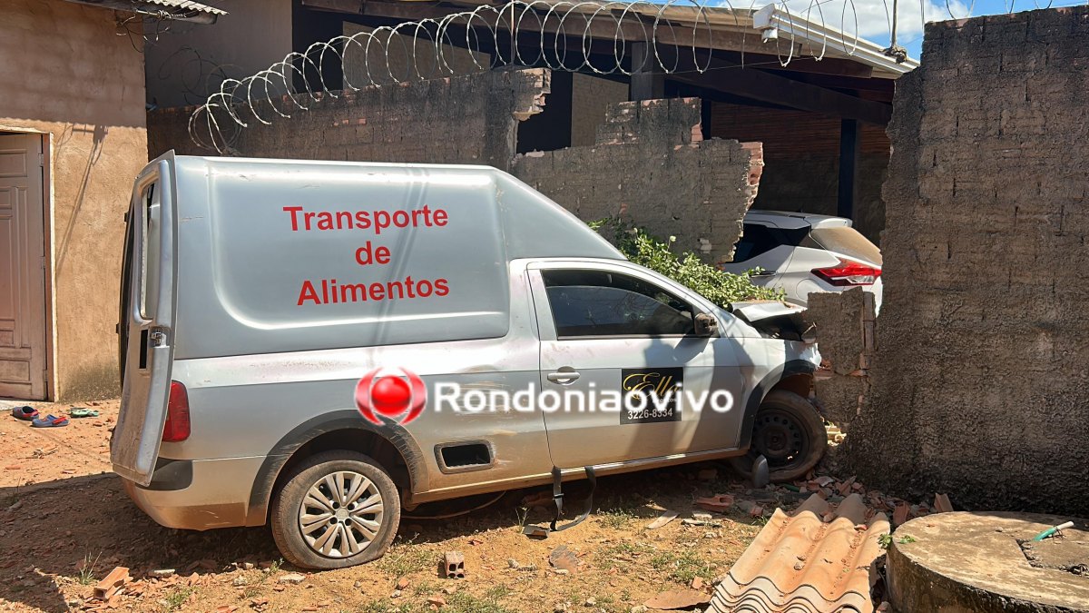 IMPRESSIONANTE: Motorista passa mal, carro voa por cima de vala e causa destruição em muros