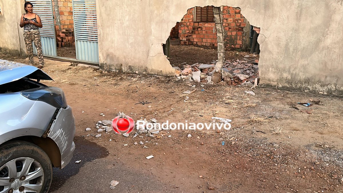 DESGOVERNADO: Mulher em Ford Ka destrói muro de residência no Lagoinha 