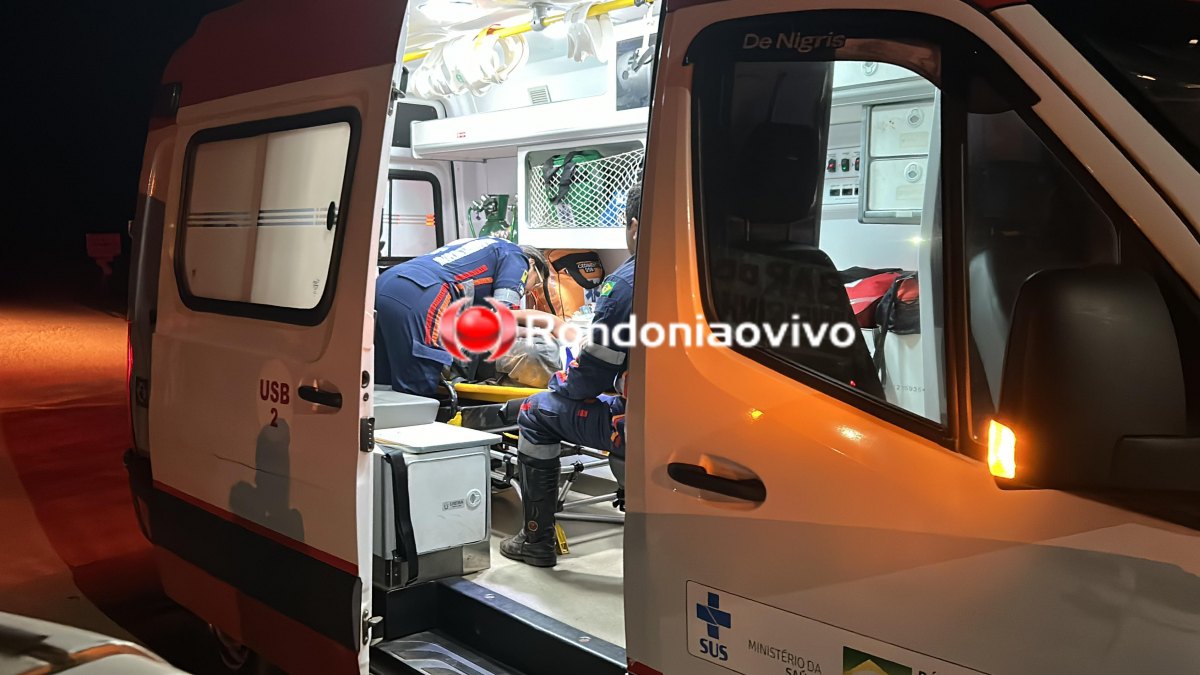 PERDEU O CONTROLE: Motociclista colide violentamente em cerca após batida contra carro