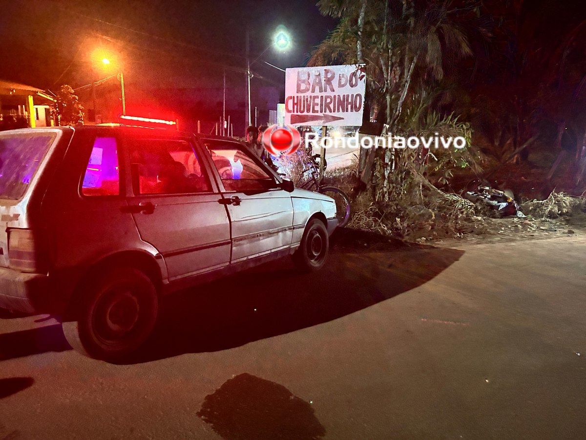 PERDEU O CONTROLE: Motociclista colide violentamente em cerca após batida contra carro