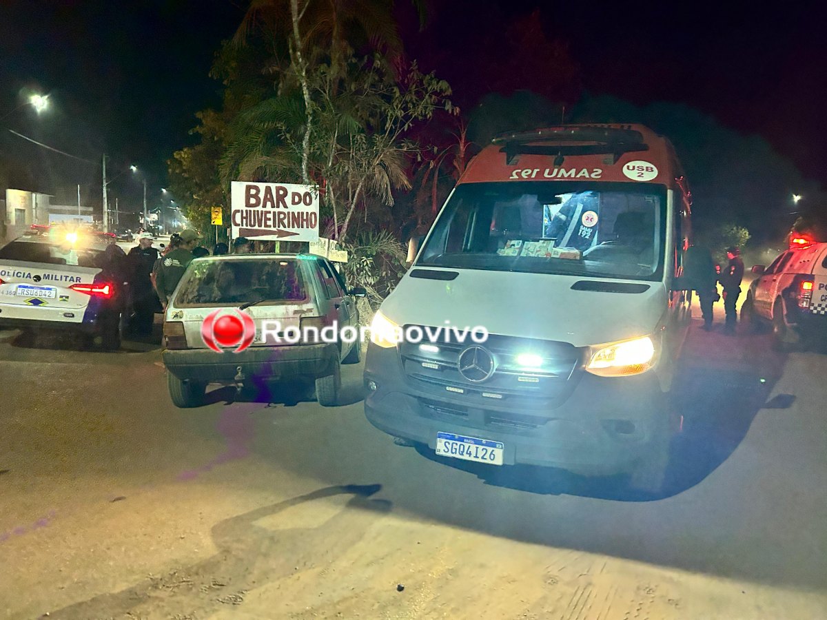 PERDEU O CONTROLE: Motociclista colide violentamente em cerca após batida contra carro