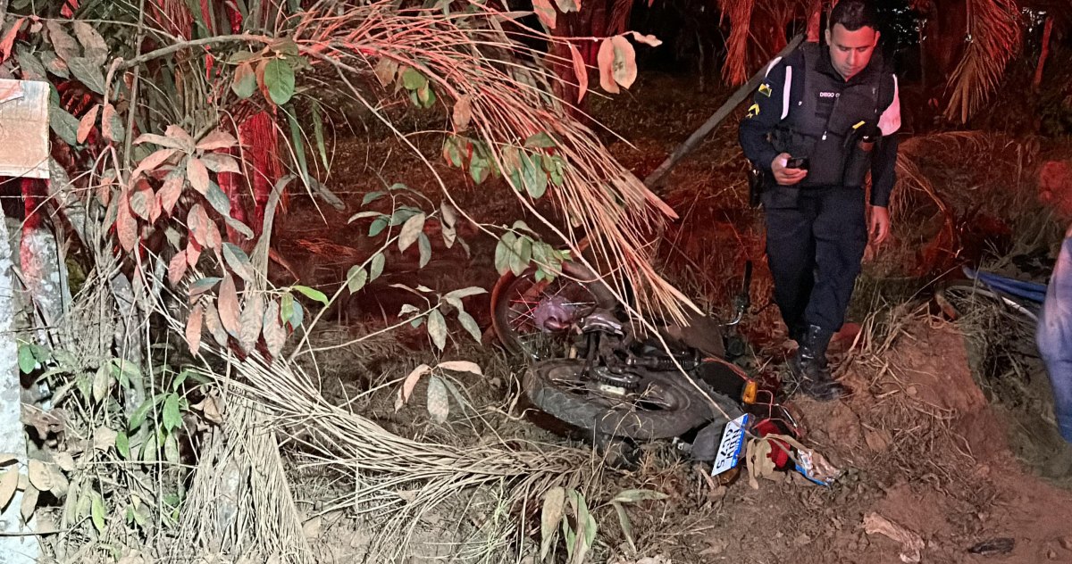 PERDEU O CONTROLE: Motociclista colide violentamente em cerca após batida contra carro