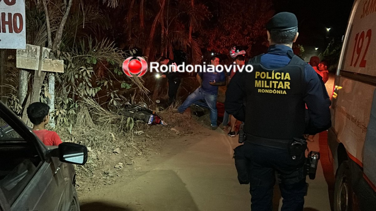 PERDEU O CONTROLE: Motociclista colide violentamente em cerca após batida contra carro